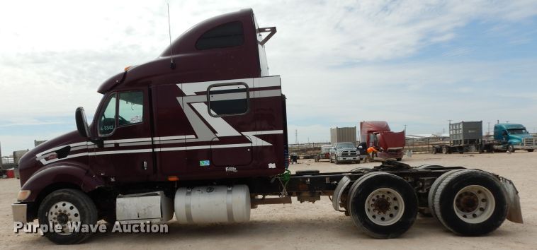 image for item DH2402 2010 Peterbilt 387 semi truck
