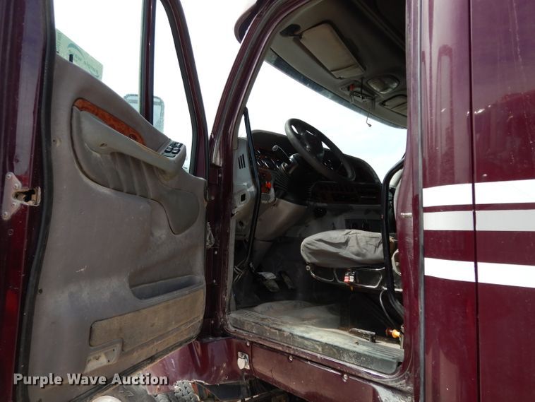 image for item DH2402 2010 Peterbilt 387 semi truck