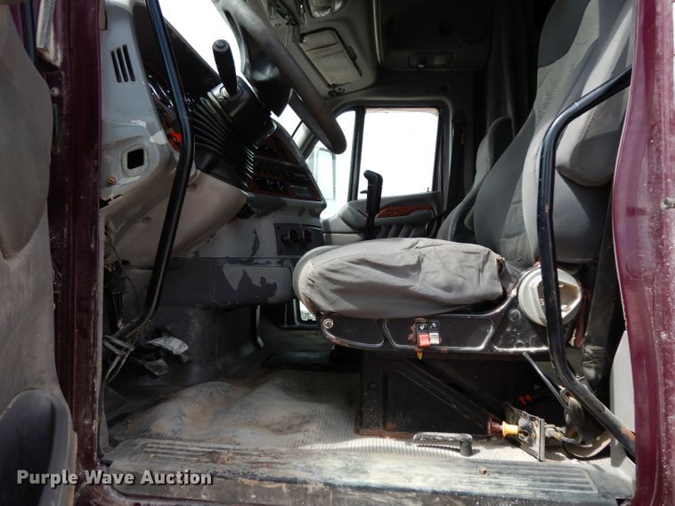 image for item DH2402 2010 Peterbilt 387 semi truck