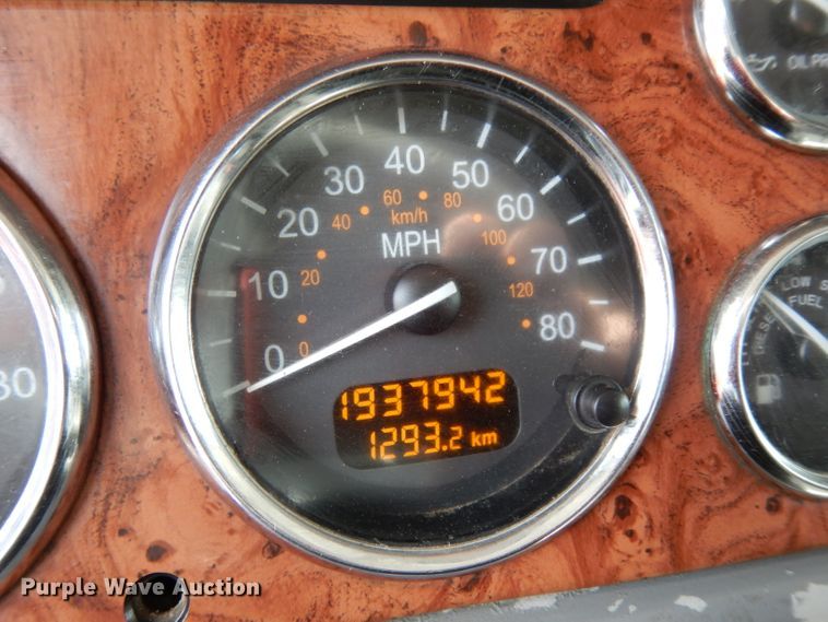 image for item DH2402 2010 Peterbilt 387 semi truck