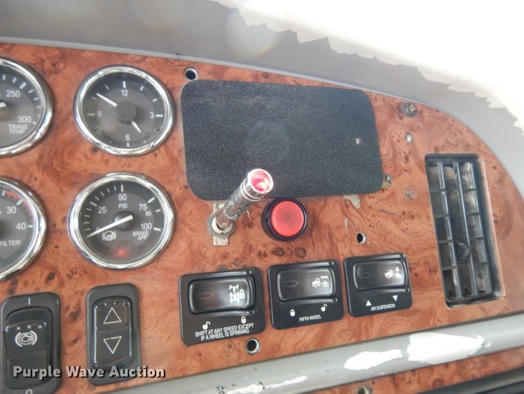 image for item DH2402 2010 Peterbilt 387 semi truck