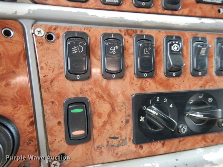 image for item DH2402 2010 Peterbilt 387 semi truck