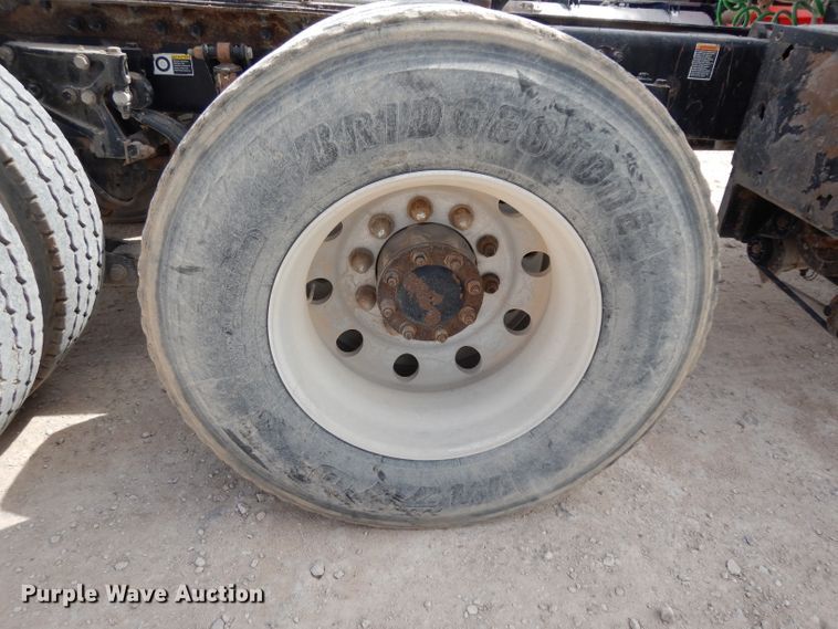 image for item DH2402 2010 Peterbilt 387 semi truck