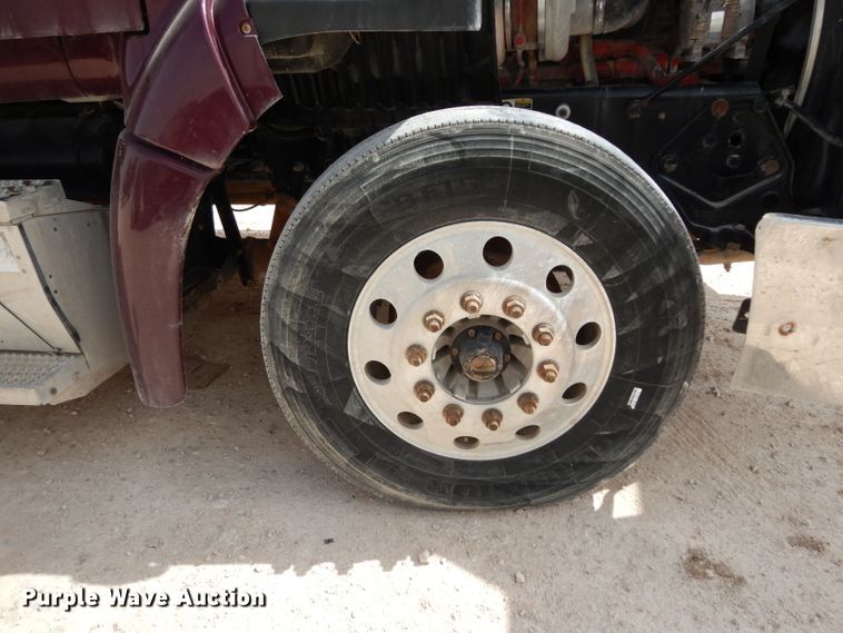 image for item DH2402 2010 Peterbilt 387 semi truck