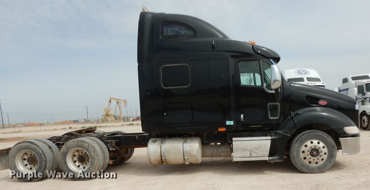 image for item DH2403 2009 Peterbilt 387 semi truck