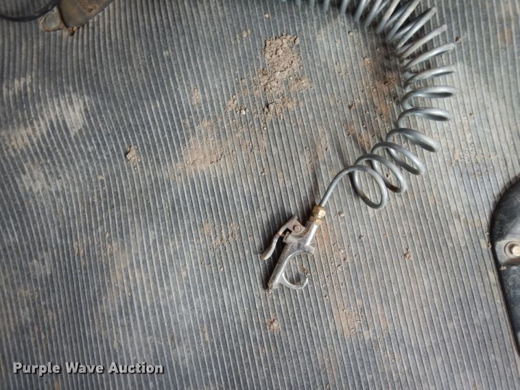 image for item DH2403 2009 Peterbilt 387 semi truck