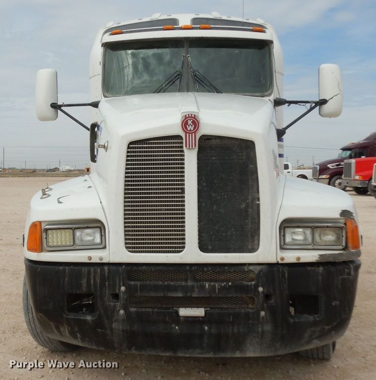 image for item DH2404 2007 Kenworth T600 semi truck