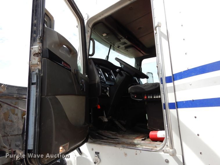 image for item DH2404 2007 Kenworth T600 semi truck