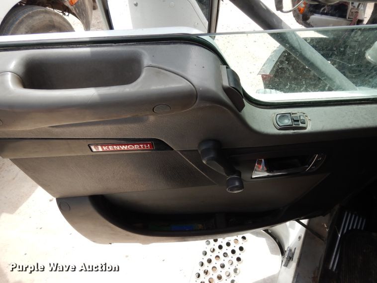 image for item DH2404 2007 Kenworth T600 semi truck