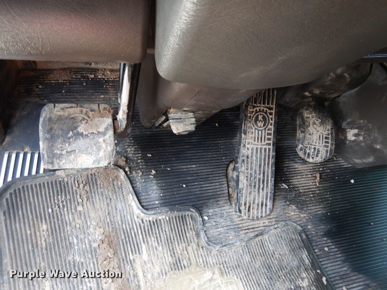 image for item DH2404 2007 Kenworth T600 semi truck