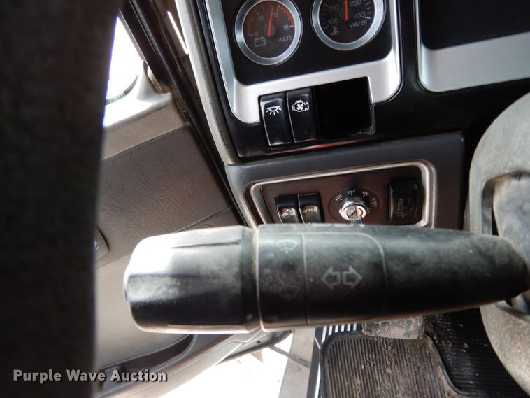 image for item DH2404 2007 Kenworth T600 semi truck