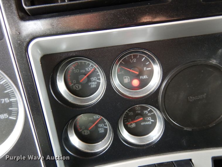 image for item DH2404 2007 Kenworth T600 semi truck