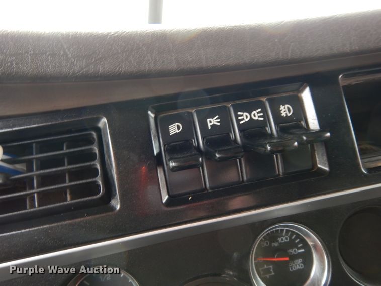 image for item DH2404 2007 Kenworth T600 semi truck