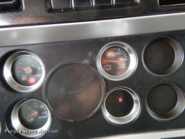 image for item DH2404 2007 Kenworth T600 semi truck