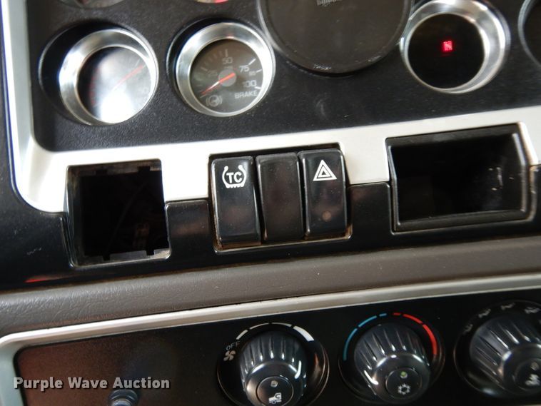 image for item DH2404 2007 Kenworth T600 semi truck