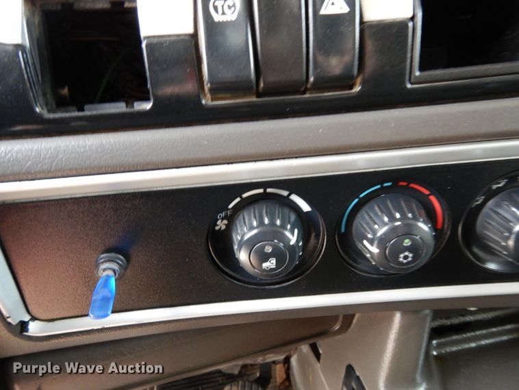 image for item DH2404 2007 Kenworth T600 semi truck