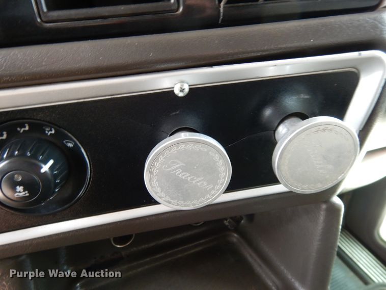 image for item DH2404 2007 Kenworth T600 semi truck