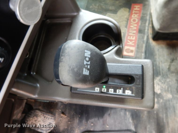 image for item DH2404 2007 Kenworth T600 semi truck