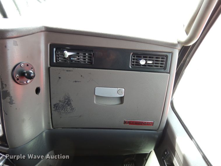 image for item DH2404 2007 Kenworth T600 semi truck