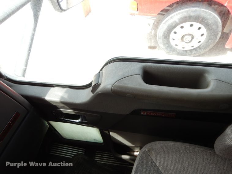 image for item DH2404 2007 Kenworth T600 semi truck