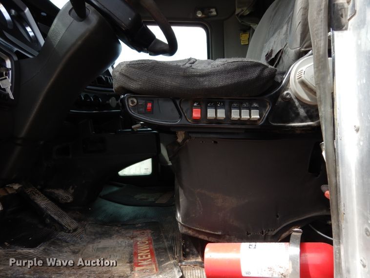 image for item DH2404 2007 Kenworth T600 semi truck