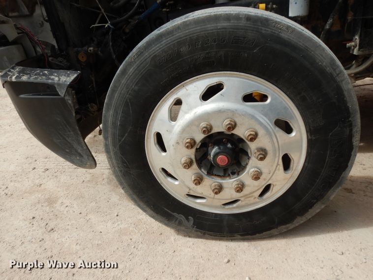 image for item DH2404 2007 Kenworth T600 semi truck