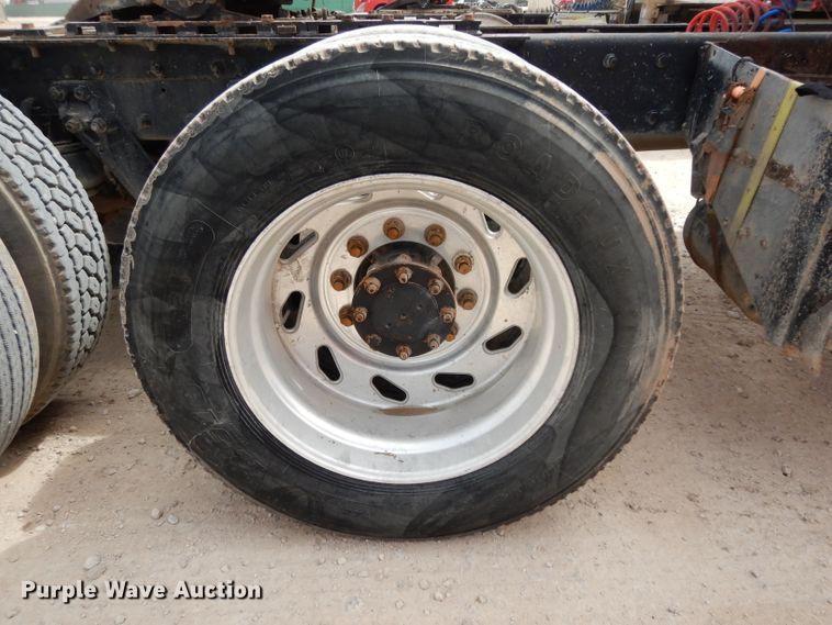 image for item DH2404 2007 Kenworth T600 semi truck