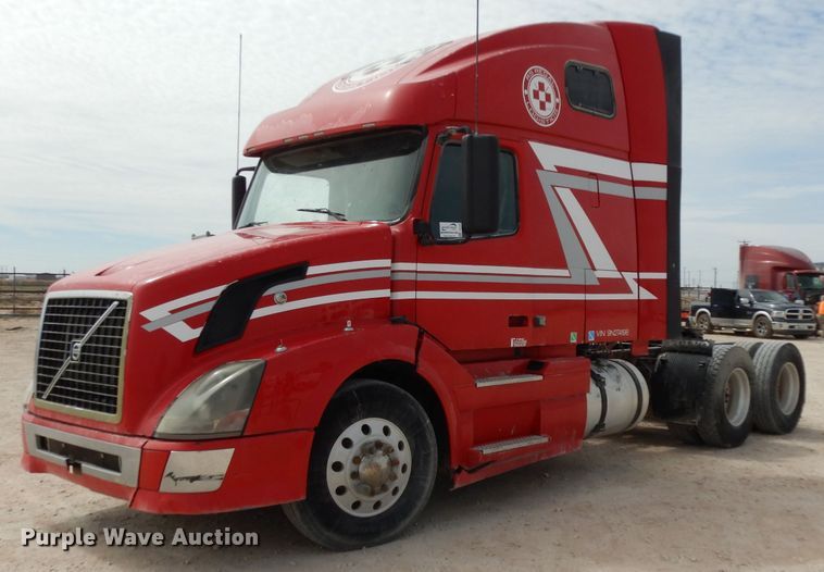 image for item DH2405 2009 Volvo VNL semi truck