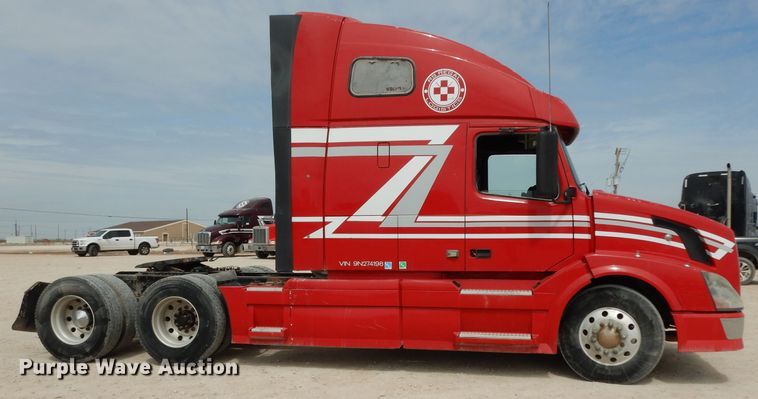 image for item DH2405 2009 Volvo VNL semi truck