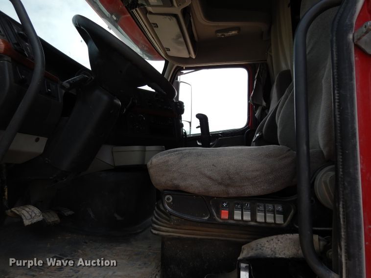 image for item DH2405 2009 Volvo VNL semi truck