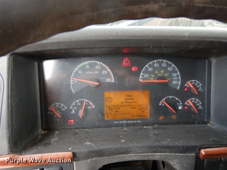 image for item DH2405 2009 Volvo VNL semi truck