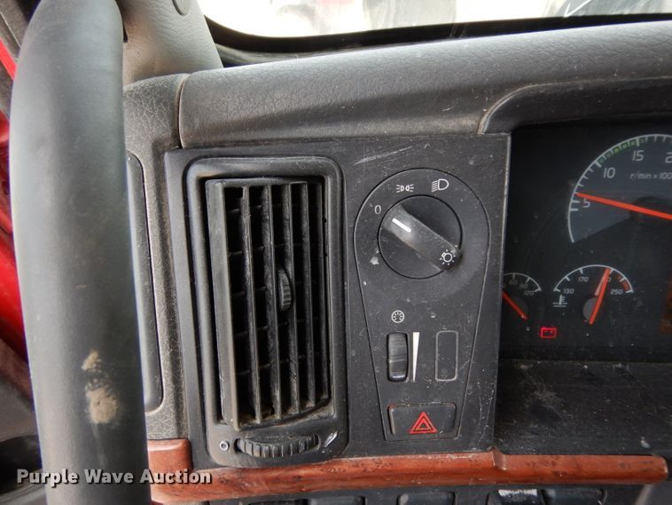 image for item DH2405 2009 Volvo VNL semi truck