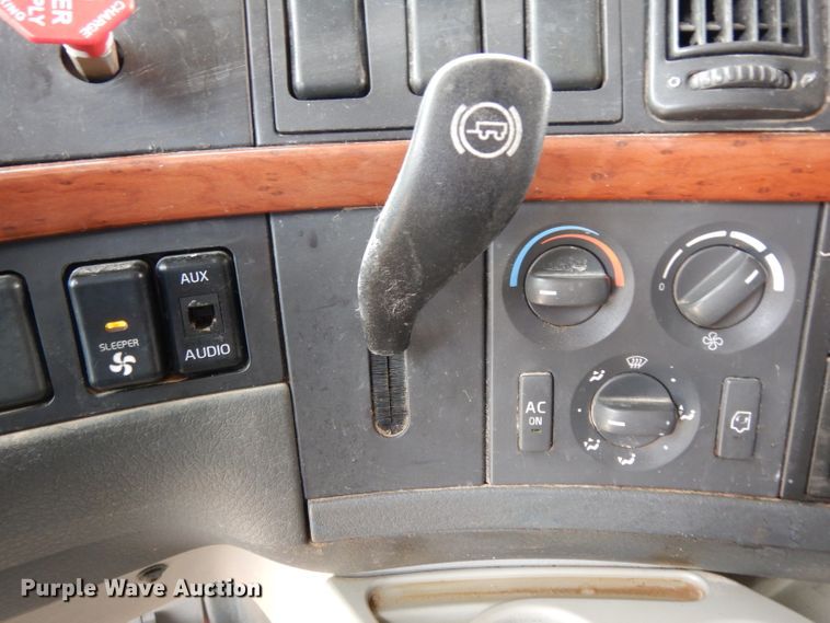 image for item DH2405 2009 Volvo VNL semi truck