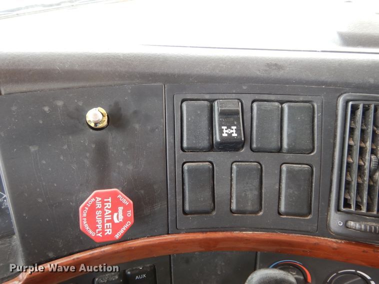 image for item DH2405 2009 Volvo VNL semi truck