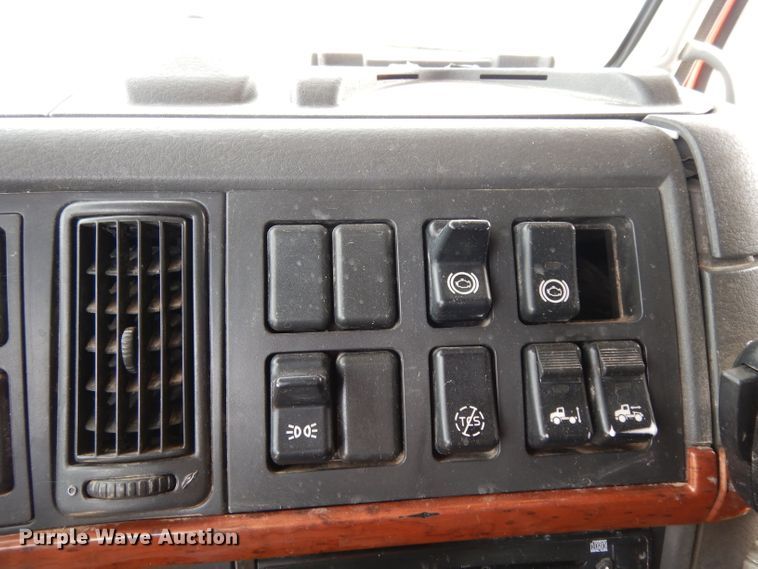 image for item DH2405 2009 Volvo VNL semi truck