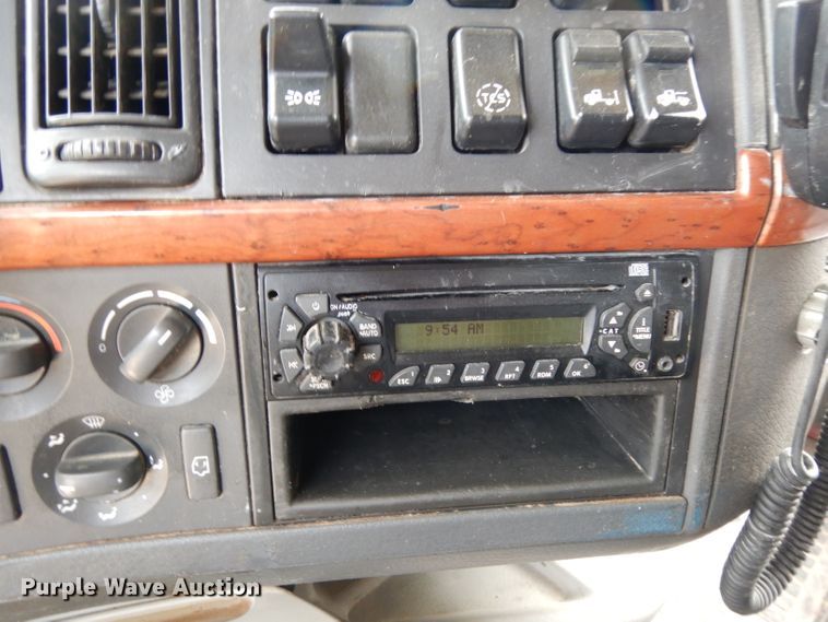 image for item DH2405 2009 Volvo VNL semi truck