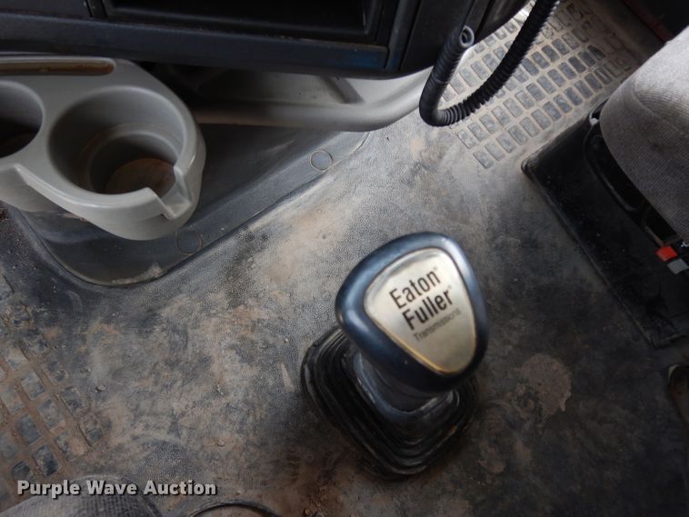 image for item DH2405 2009 Volvo VNL semi truck