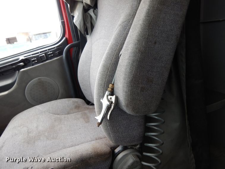 image for item DH2405 2009 Volvo VNL semi truck