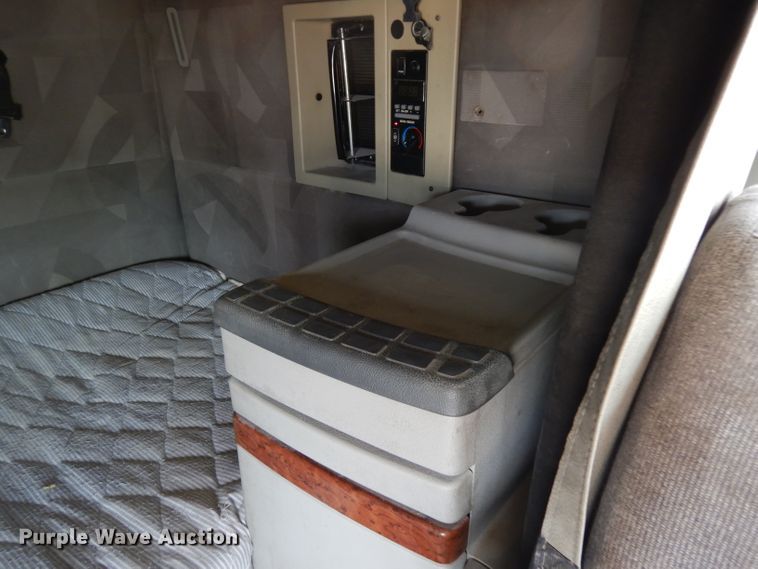 image for item DH2405 2009 Volvo VNL semi truck