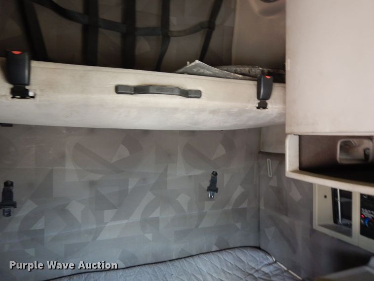 image for item DH2405 2009 Volvo VNL semi truck