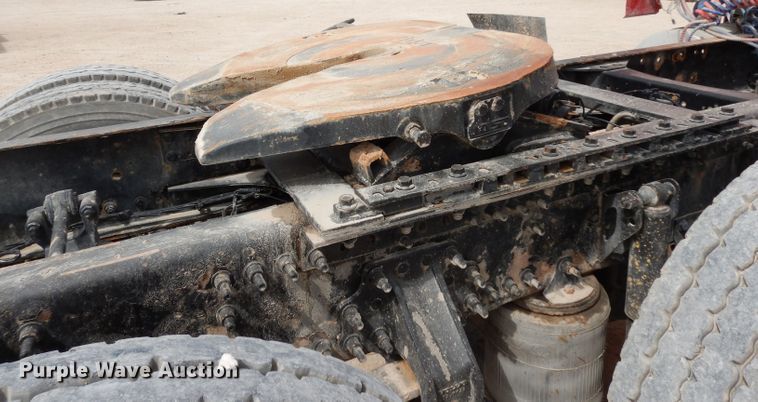 image for item DH2405 2009 Volvo VNL semi truck