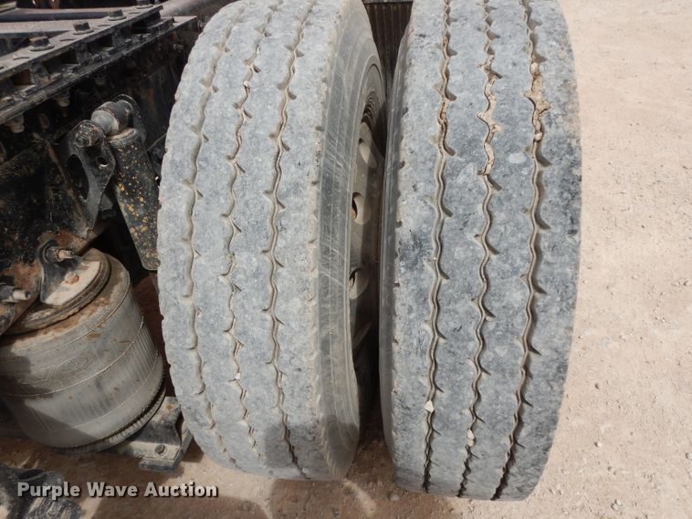 image for item DH2405 2009 Volvo VNL semi truck