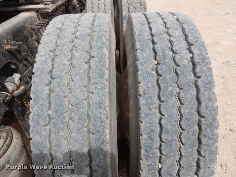 image for item DH2405 2009 Volvo VNL semi truck