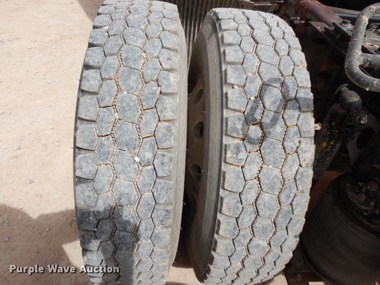 image for item DH2405 2009 Volvo VNL semi truck