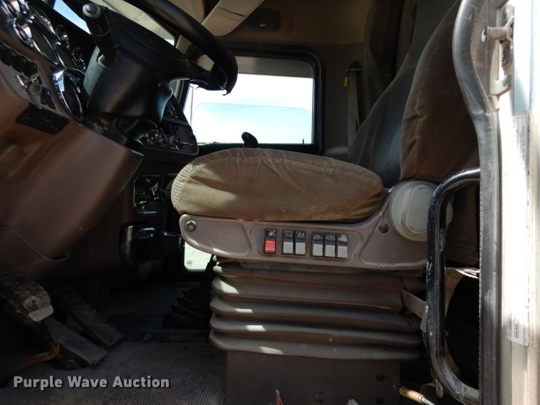 image for item DH2406 2011 Peterbilt 386 semi truck