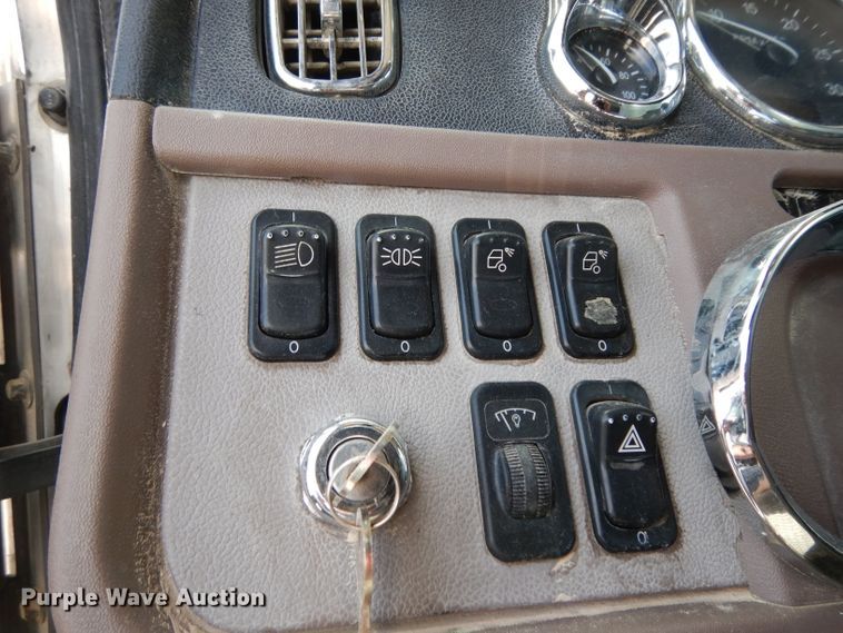 image for item DH2406 2011 Peterbilt 386 semi truck