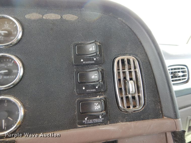 image for item DH2406 2011 Peterbilt 386 semi truck