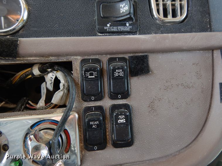 image for item DH2406 2011 Peterbilt 386 semi truck