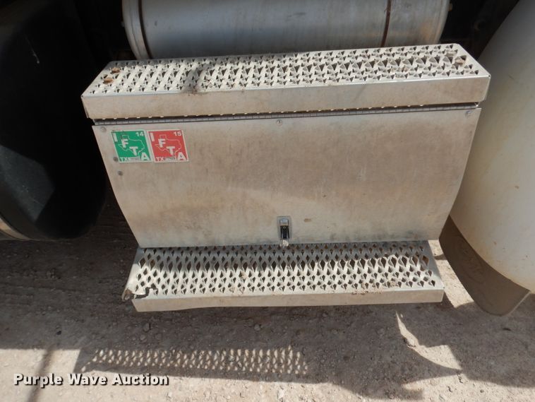 image for item DH2406 2011 Peterbilt 386 semi truck