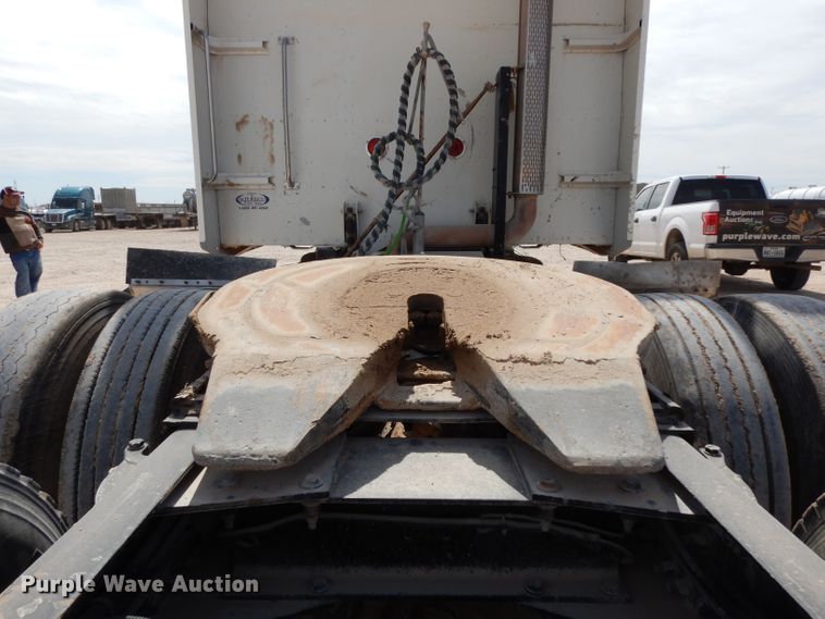 image for item DH2406 2011 Peterbilt 386 semi truck